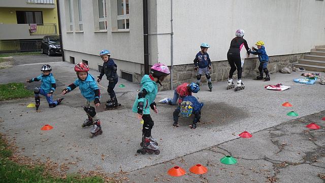 2.DAN-učenje stoje na rolarjih, igra kača (2)