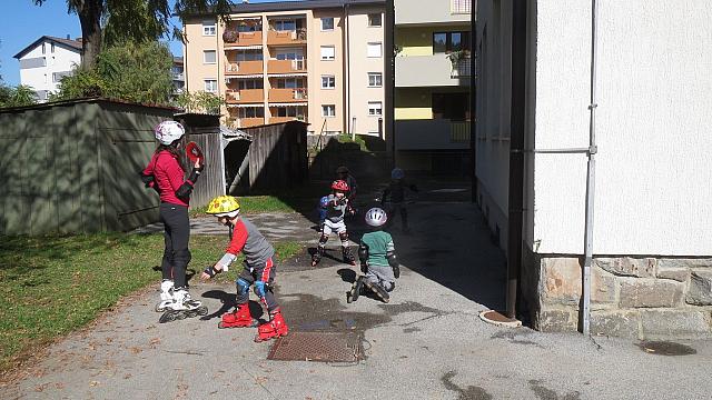 4.DAN-učenje zaustavljanja, igra rezanje torte, vožnja skozi tunel,. (9)