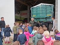 Otroci iz skupine Miške so obiskali kmetijo