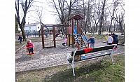 Igra na igralih v parku (2)