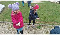 Pohod skupin otrok zvezdice in čebelice ter presenečenje velikonočnega zajčka (2)
