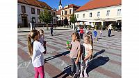 Igrajmo se skupaj na trgu (Raziskovalci, Mehurčki, Žoge, šola) (18)