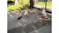 Pedenjpedi - risanje s kredami pred vrtcem (2)